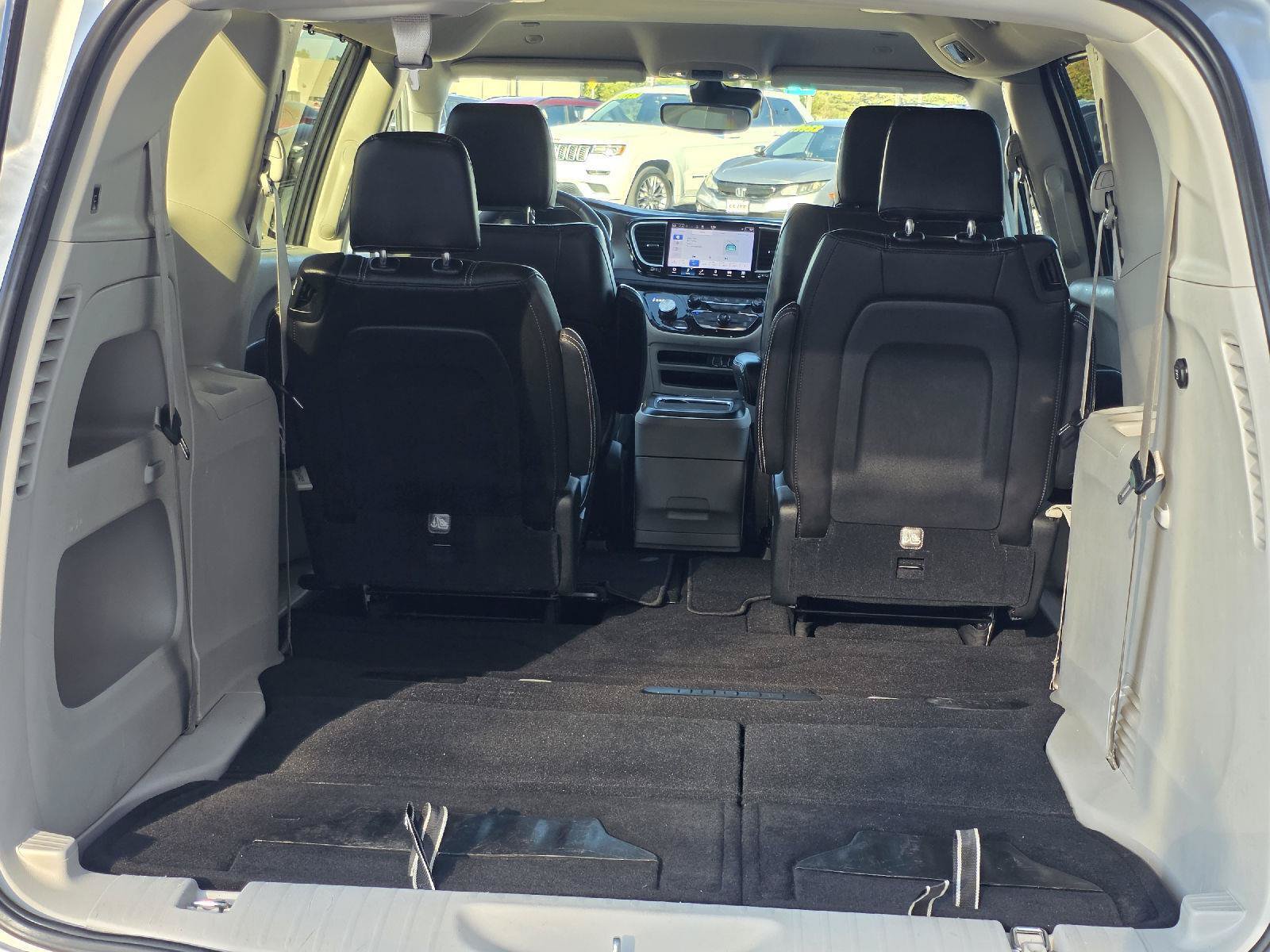Used 2024 Chrysler Pacifica Touring-L FWD image 32