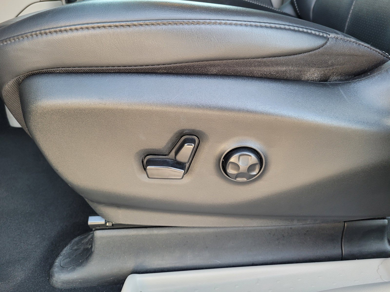 Used 2024 Chrysler Pacifica Limited FWD image 12