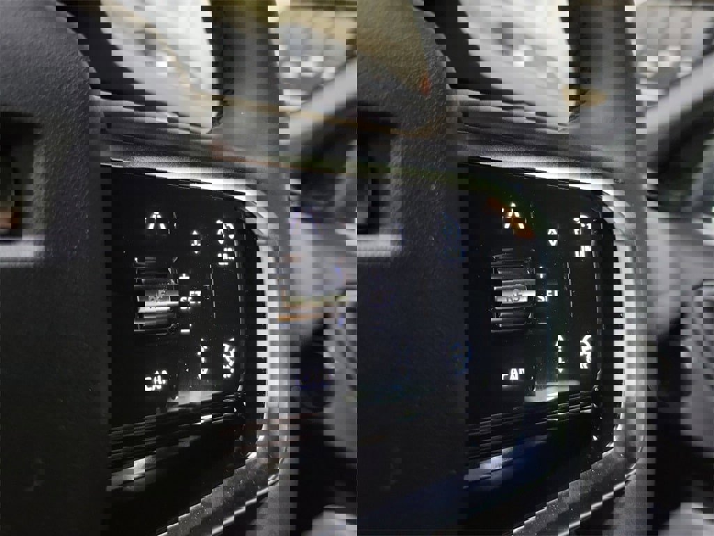 New 2025 Land Rover Discovery Sport Dynamic SE image 16