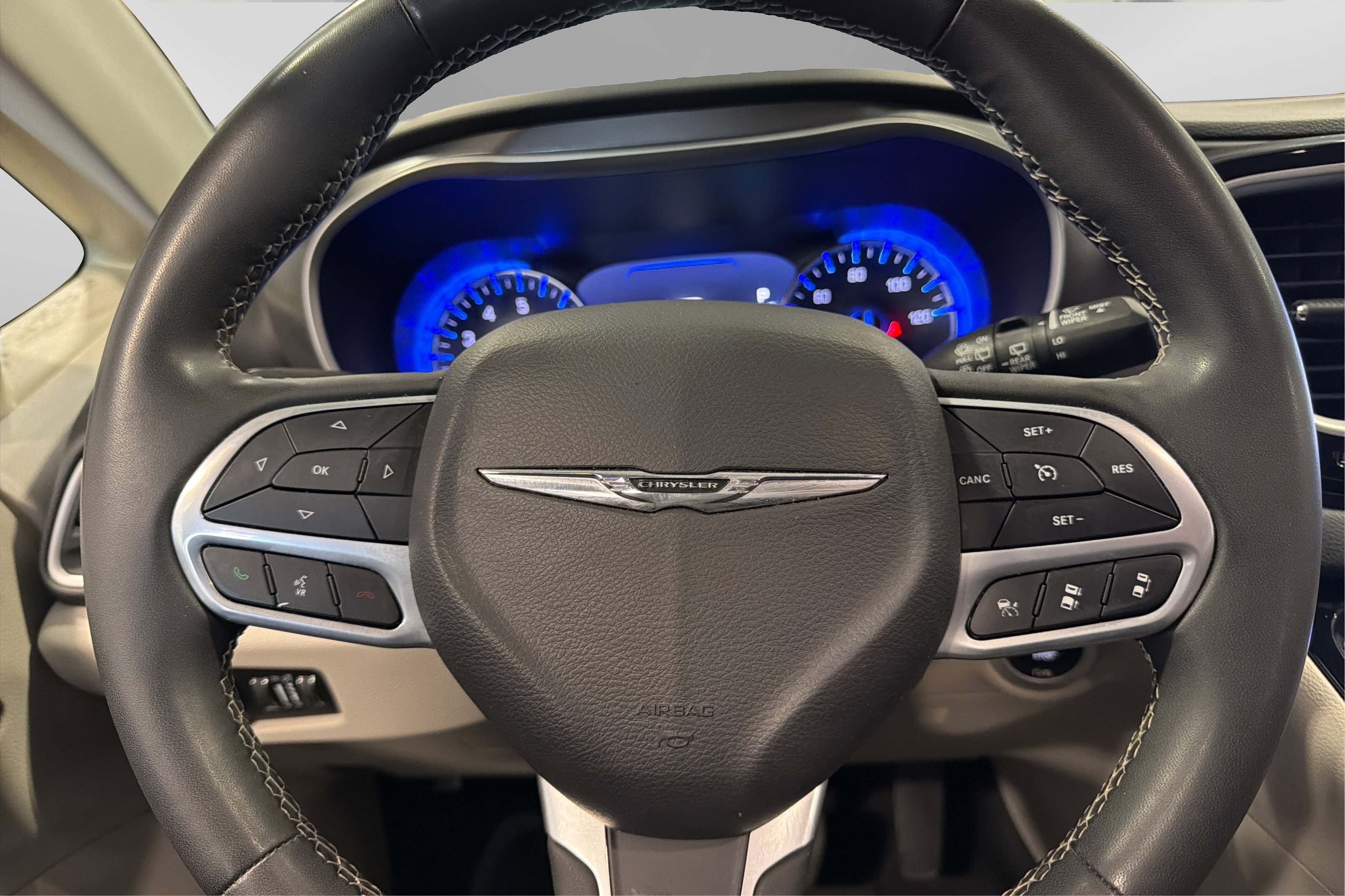 Used 2023 Chrysler Pacifica Touring-L FWD image 23