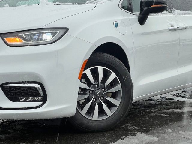 Used 2024 Chrysler Pacifica Select image 2