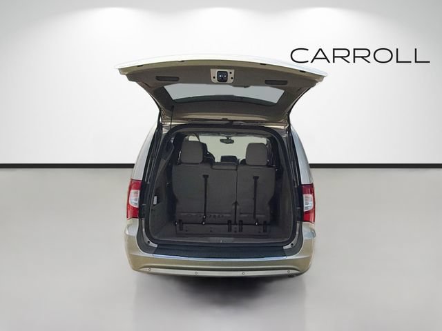 Used 2014 Chrysler Town & Country Touring-L FWD image 11