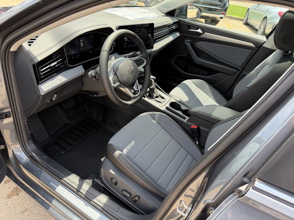 New 2025 Volkswagen Jetta SE image 9