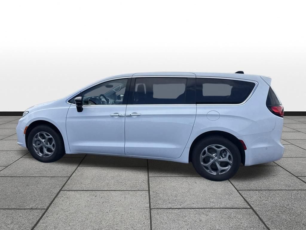 Used 2024 Chrysler Pacifica Limited AWD/4WD image 8