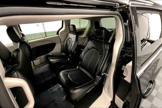 Used 2024 Chrysler Pacifica Touring-L image 23