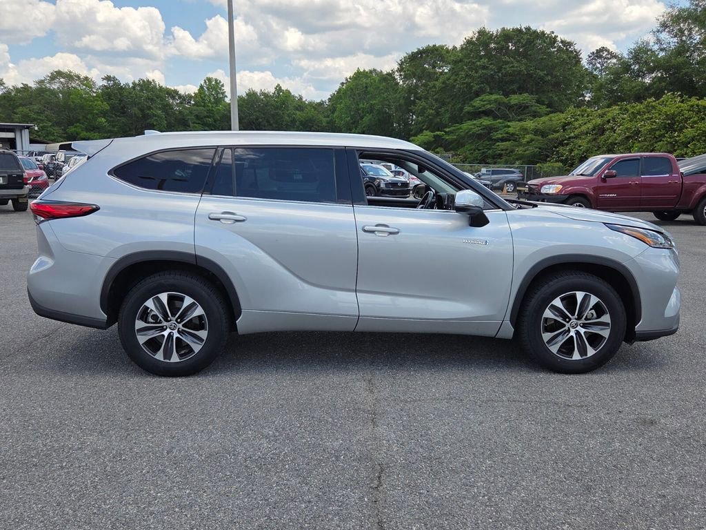 Used 2021 Toyota Highlander XLE FWD image 12