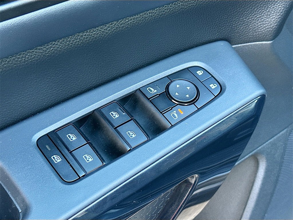 Used 2024 Nissan Pathfinder S image 17