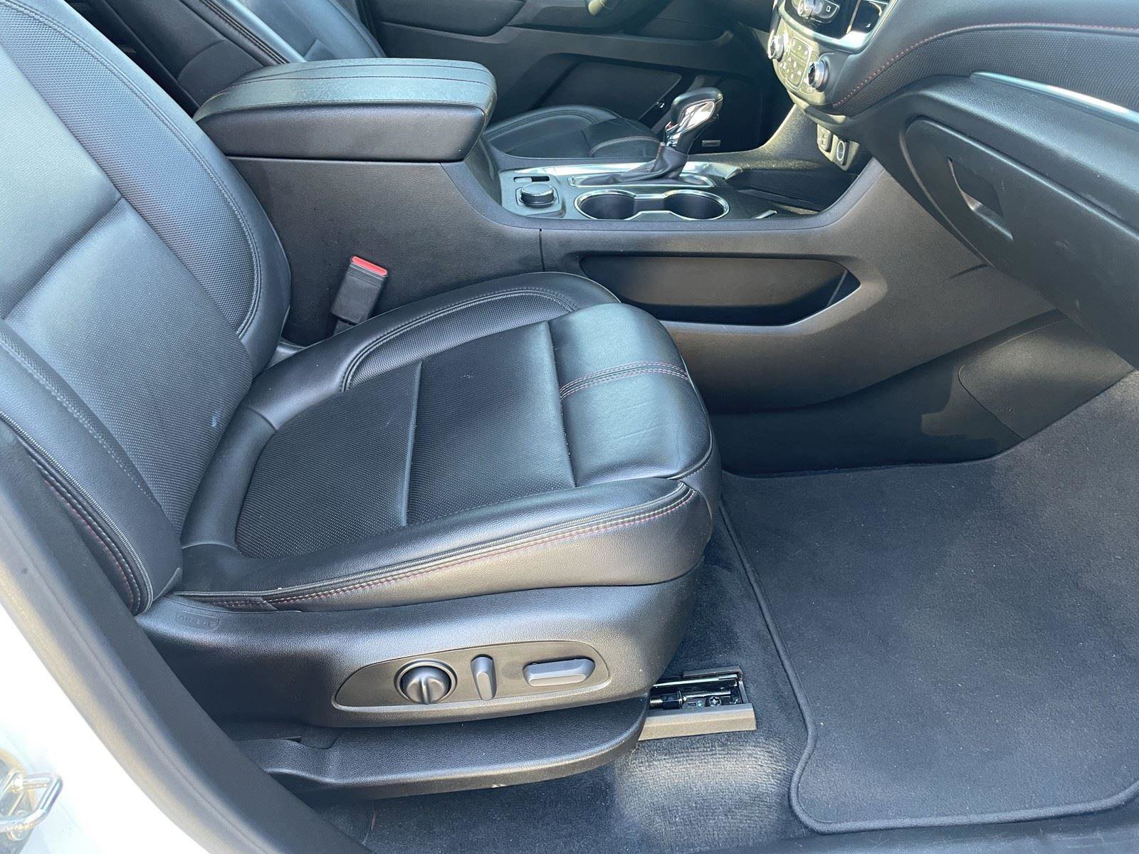 Used 2023 Chevrolet Traverse RS image 32