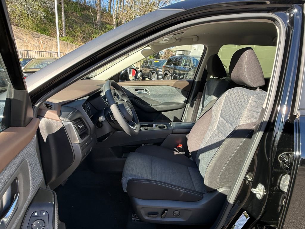 Used 2023 Nissan Rogue SV AWD/4WD image 16