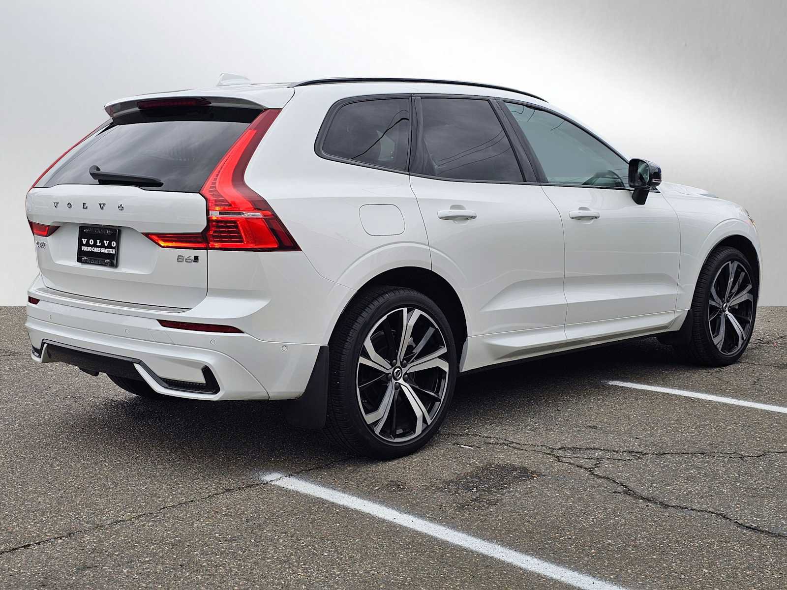 Certified 2023 Volvo XC60 B6 Ultimate w/ Protection Package Premier image 3