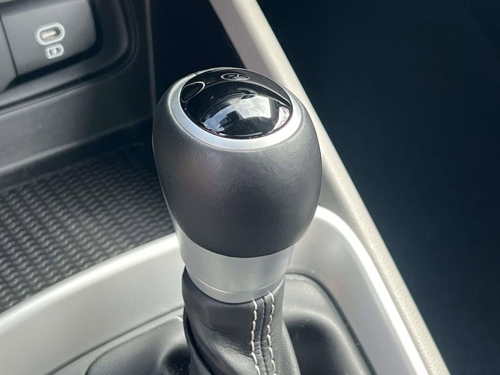 Certified 2025 Hyundai Venue SEL image 37