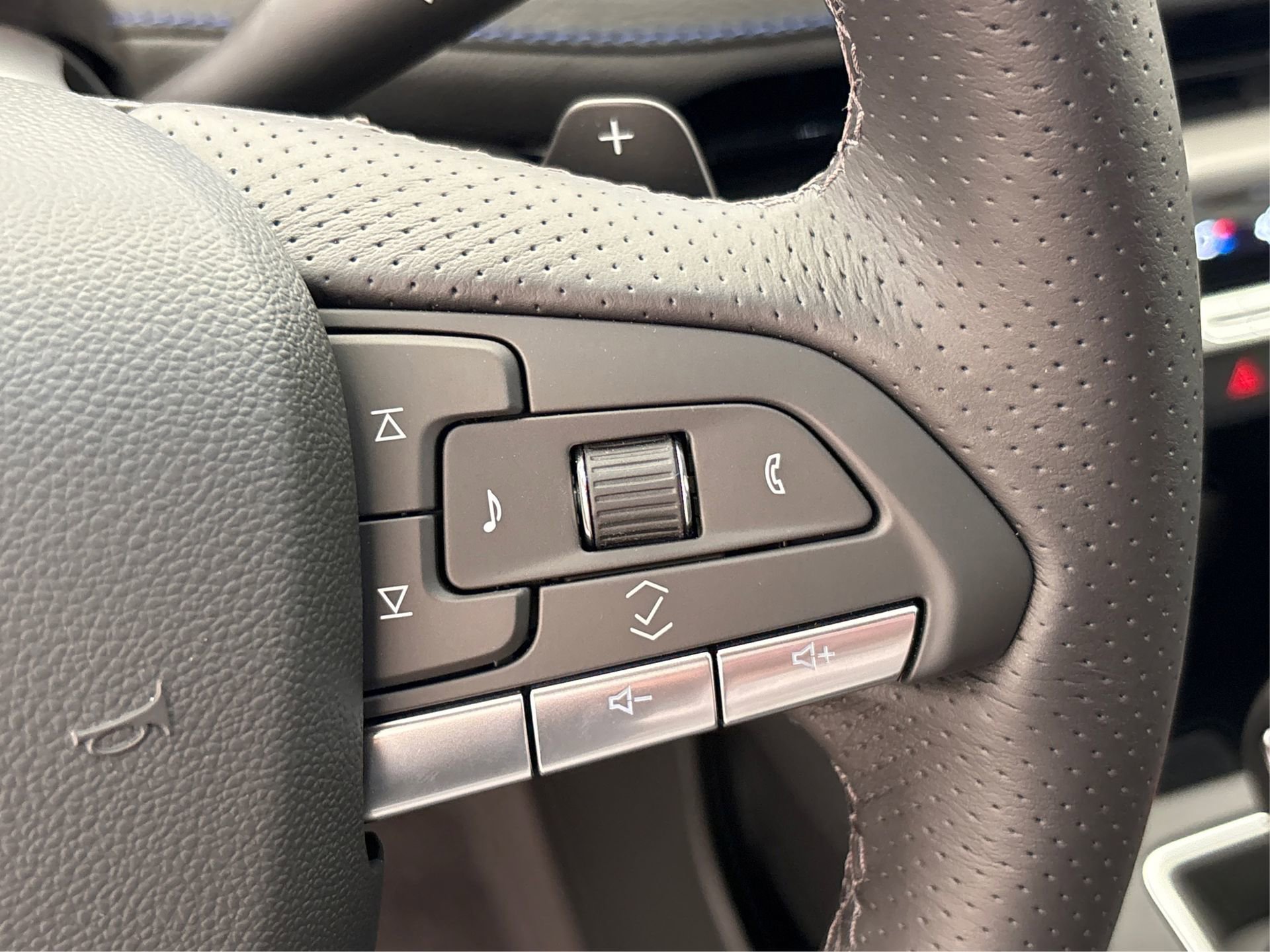 New 2025 Cadillac XT4 Sport image 30