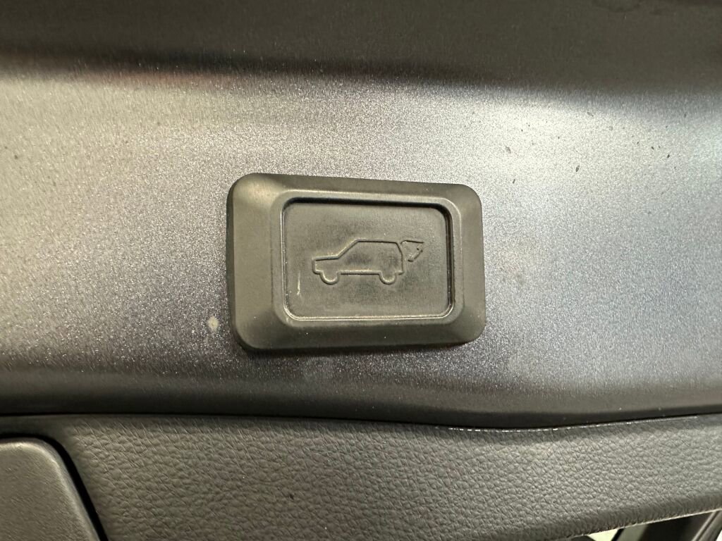 Used 2022 Toyota RAV4 SE w/ Carpet Mat Package (TMS) AWD/4WD image 23