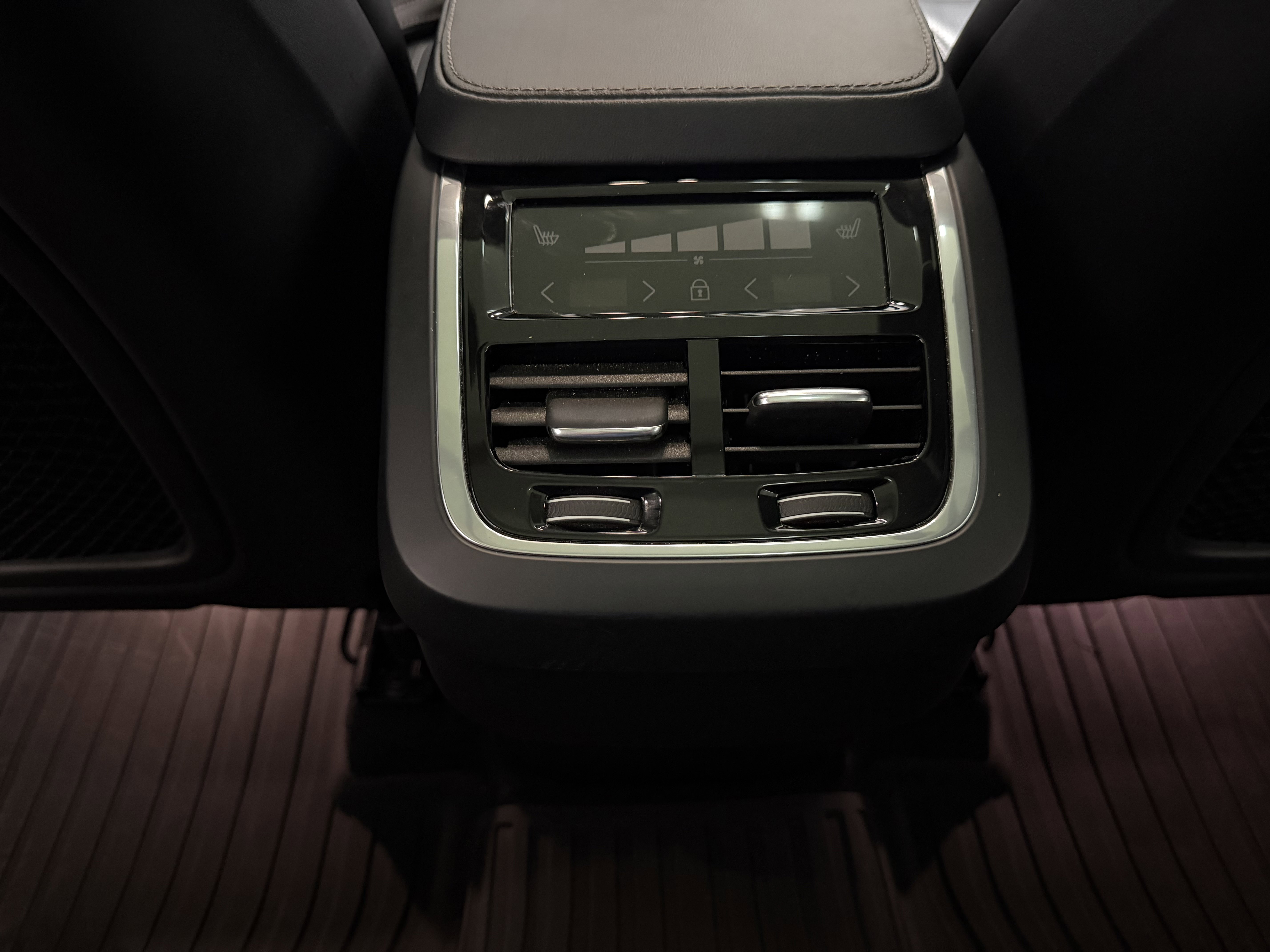 Used 2023 Volvo XC90 B6 Ultimate w/ Protection Package image 25