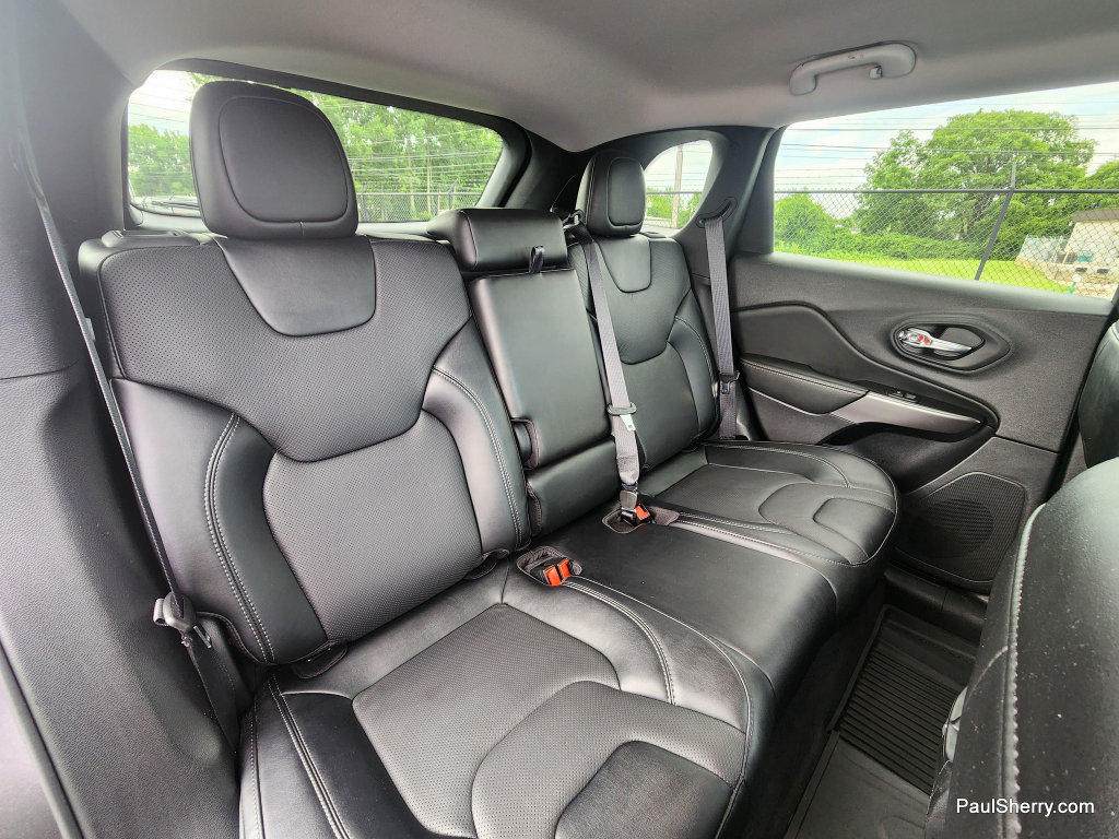 Used 2022 Jeep Cherokee Latitude Lux w/ Mopar Interior Package AWD/4WD image 4