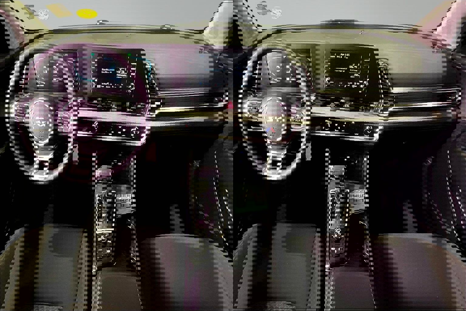 Used 2024 Kia Sportage LX image 7