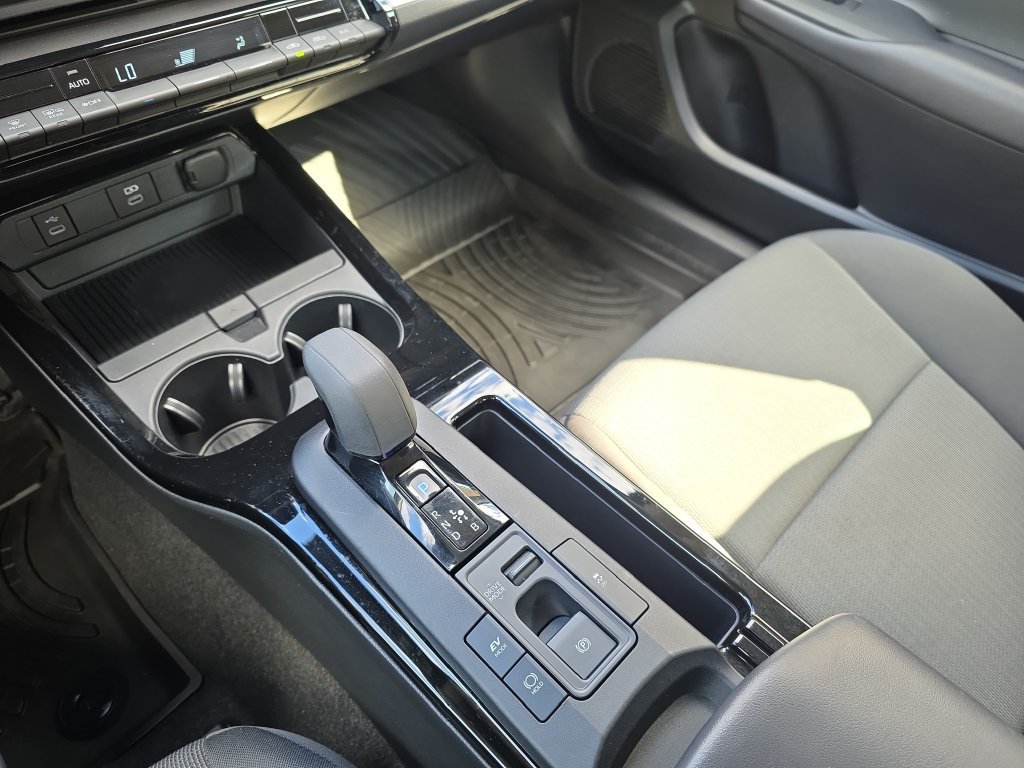 Used 2024 Toyota Prius LE AWD/4WD image 27