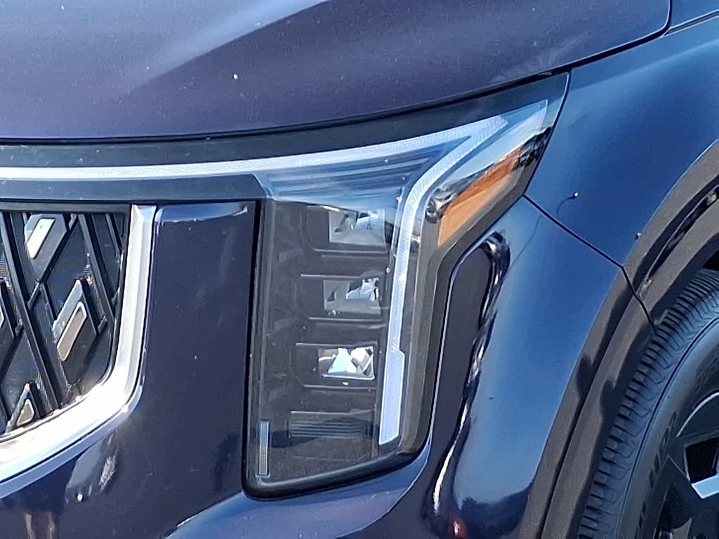 Certified 2025 Kia Carnival FWD image 9