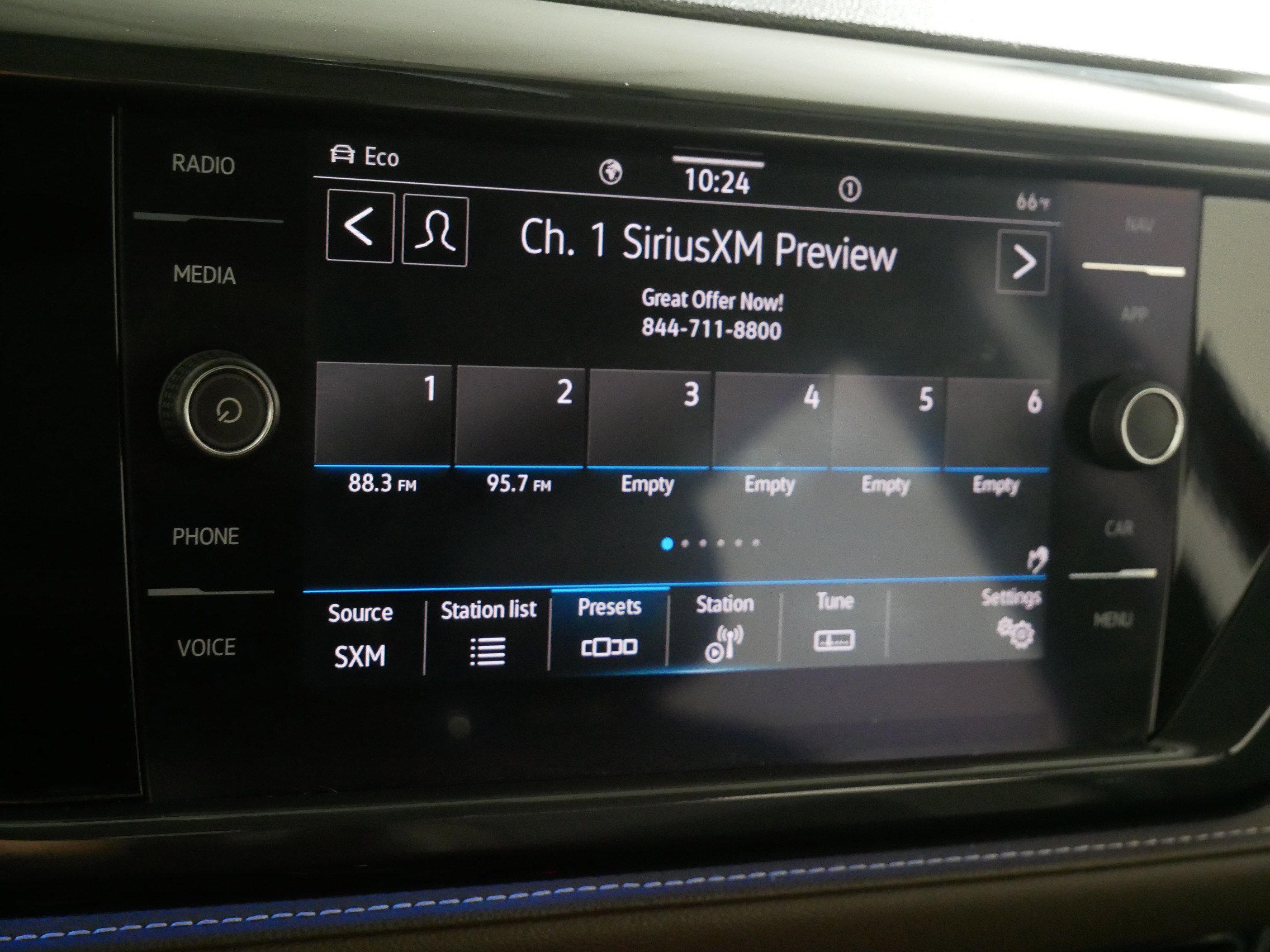 Certified 2022 Volkswagen Taos SEL w/ Panoramic Sunroof Package image 22