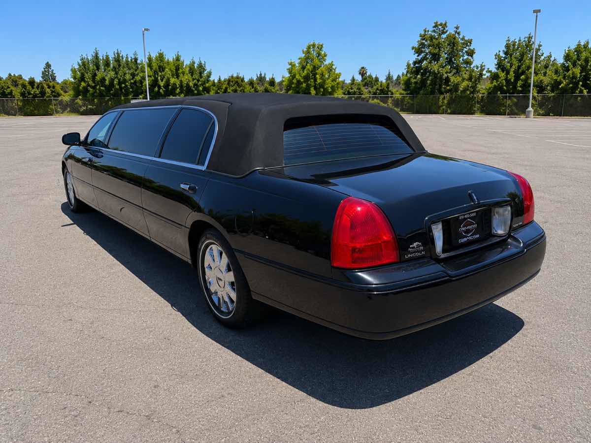 Used 2005 Lincoln Town Car Executive RWD image 5