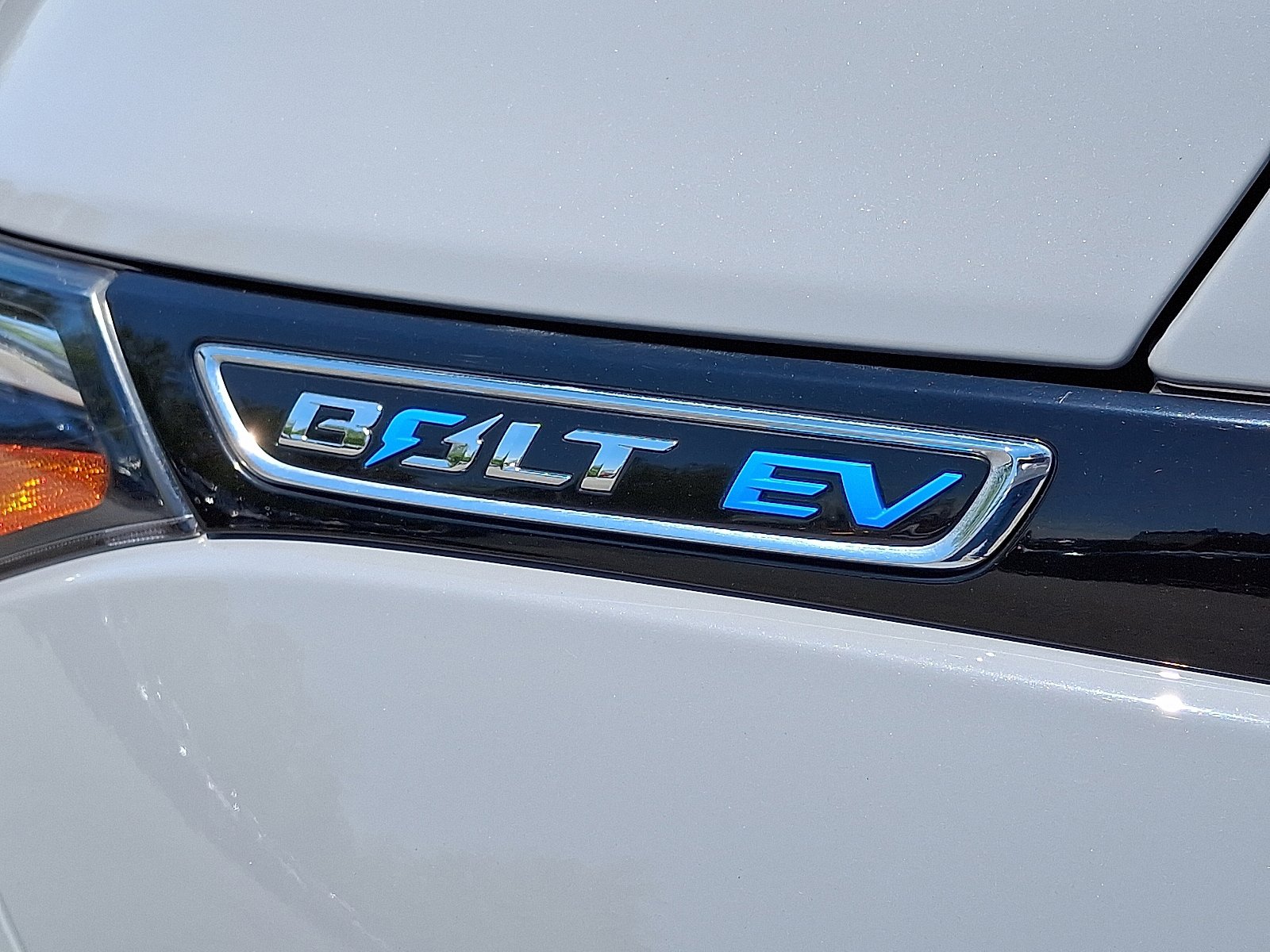 Used 2020 Chevrolet Bolt Premier w/ Infotainment Package FWD image 30