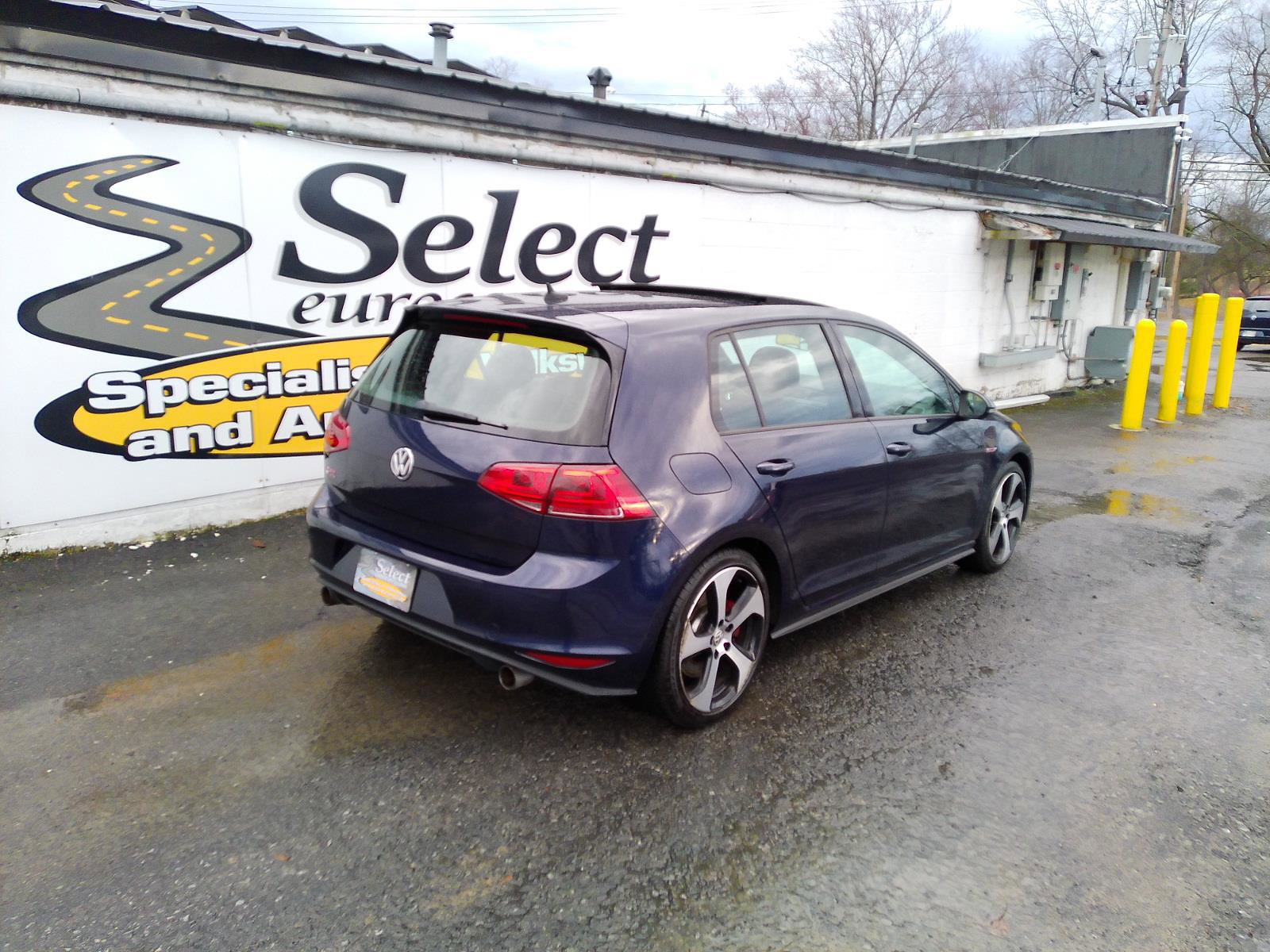 Used 2017 Volkswagen GTI SE image 2