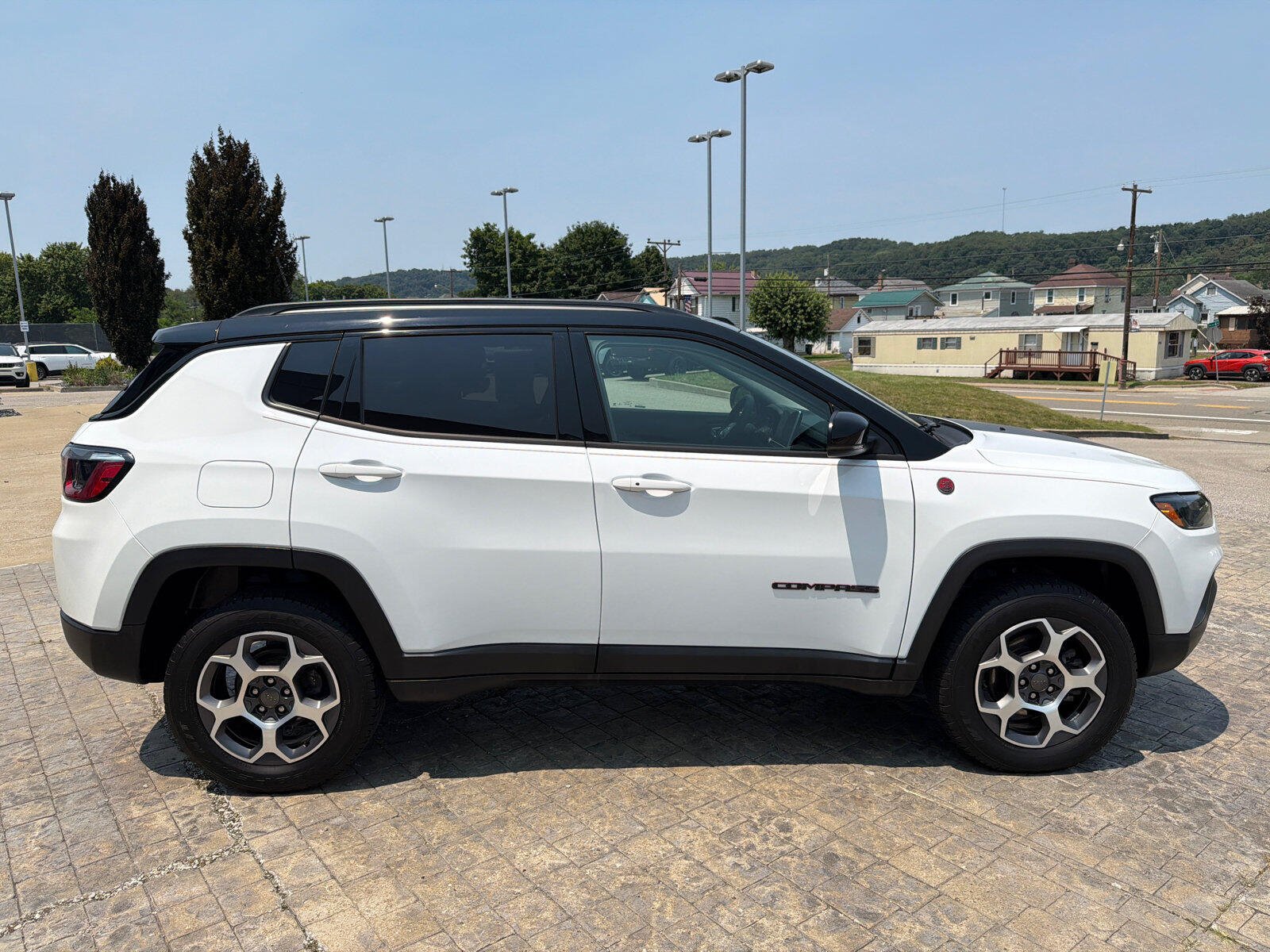 Used 2022 Jeep Compass Trailhawk w/ Sun and Sound Group AWD/4WD image 9