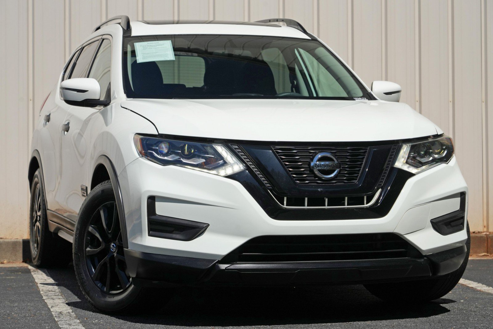 Used 2017 Nissan Rogue SV FWD image 2