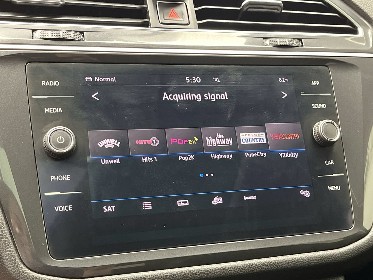 Used 2018 Volkswagen Tiguan SE w/ Panoramic Sunroof Package AWD/4WD image 18