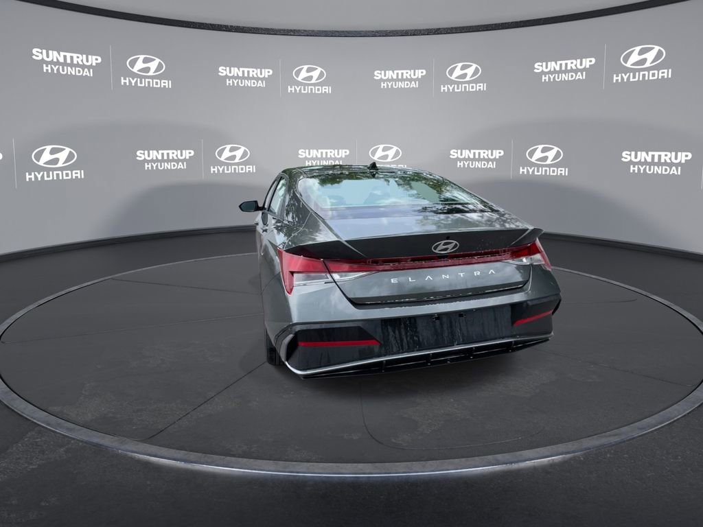 Used 2025 Hyundai Elantra SE image 19
