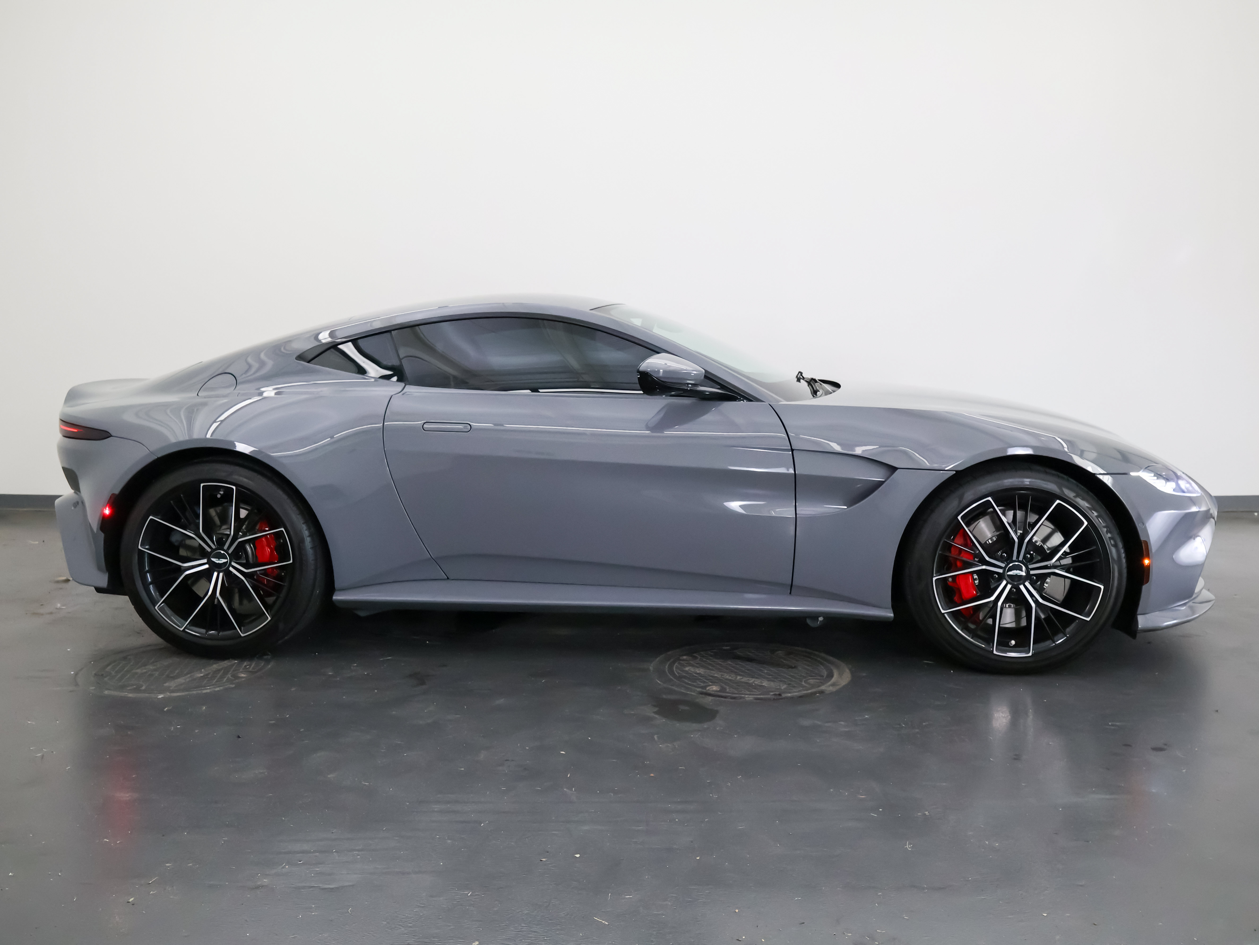Used 2021 Aston Martin V8 Vantage Coupe RWD image 2