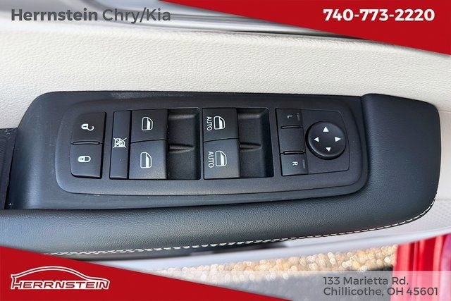 Used 2024 Chrysler Pacifica Touring-L image 14