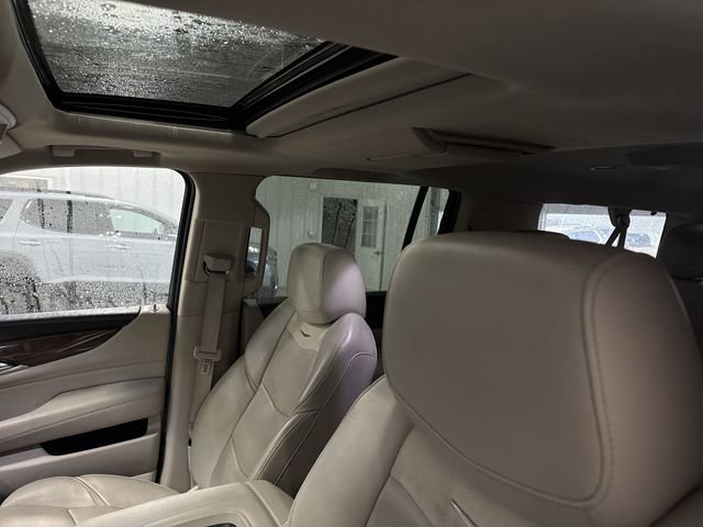 Used 2019 Cadillac Escalade ESV Luxury AWD/4WD image 17