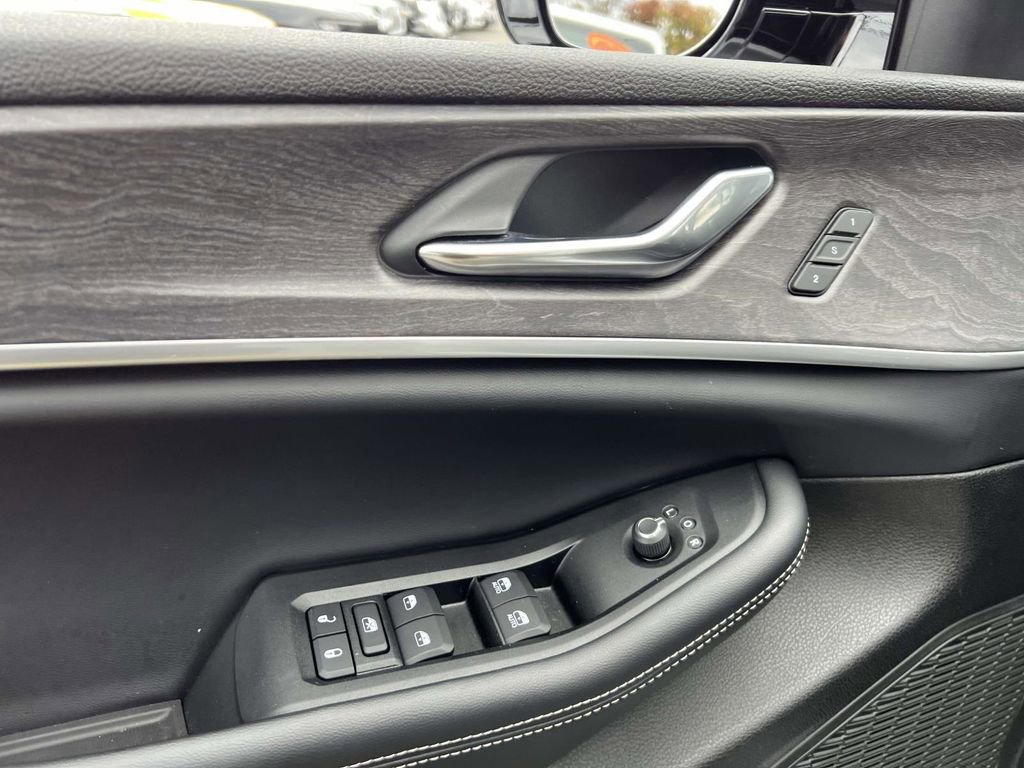 Used 2025 Jeep Grand Cherokee L Limited image 22