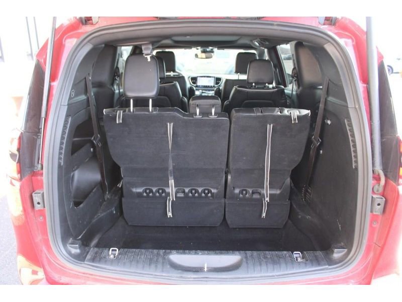 Used 2025 Chrysler Pacifica Limited image 7