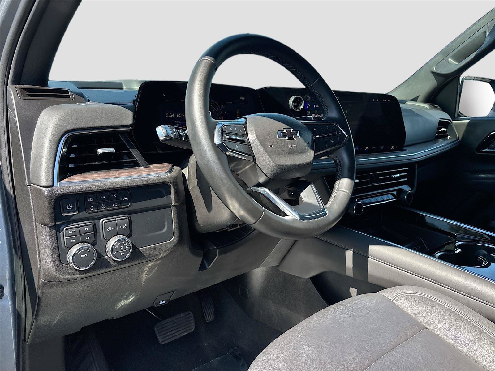 Used 2025 Chevrolet Suburban Z71 AWD/4WD image 10