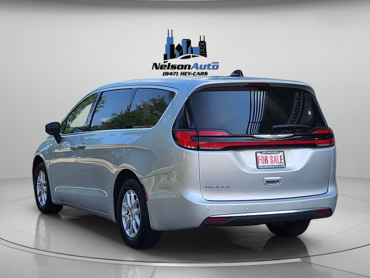 Used 2023 Chrysler Pacifica Touring-L FWD image 8