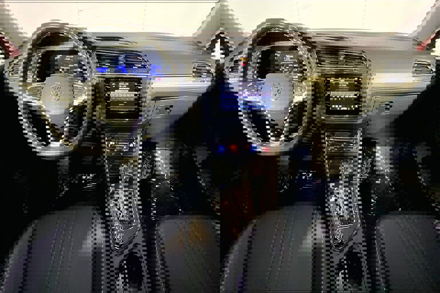 Used 2022 Volkswagen Tiguan SE w/ Panoramic Sunroof Package AWD/4WD image 16