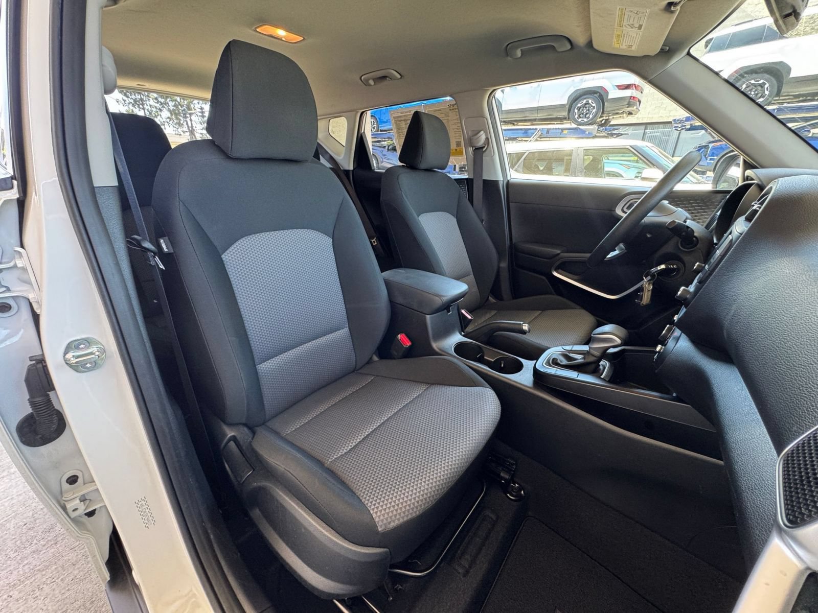 Used 2025 Kia Soul LX w/ LX Technology Package FWD image 34