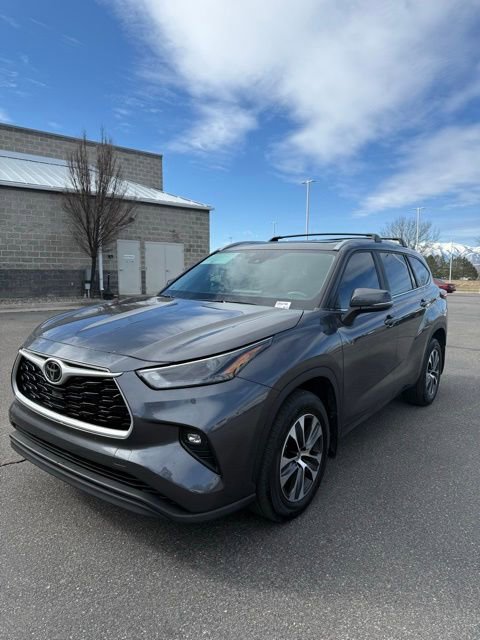 Used 2023 Toyota Highlander XLE image 2