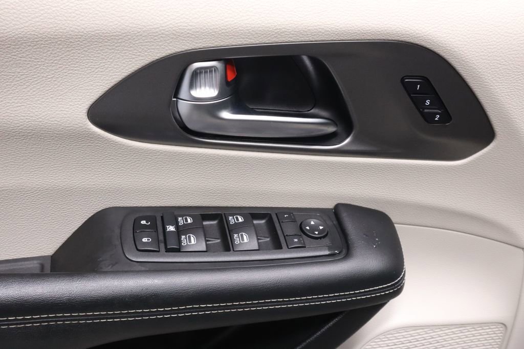 Used 2022 Chrysler Pacifica Touring-L w/ Uconnect Theater Family Group FWD image 24