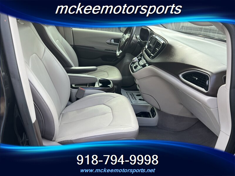 Used 2018 Chrysler Pacifica Touring-L FWD image 8