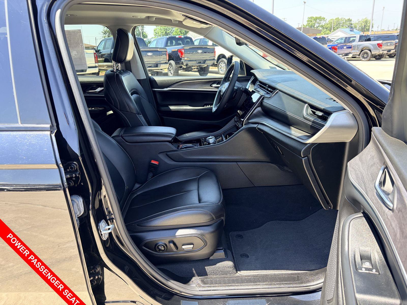 Used 2023 Jeep Grand Cherokee L Limited w/ Black Appearance Package AWD/4WD image 38