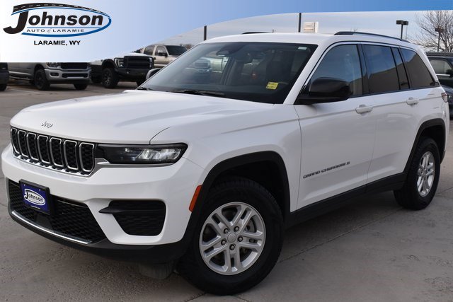 Used 2023 Jeep Grand Cherokee Laredo image 1