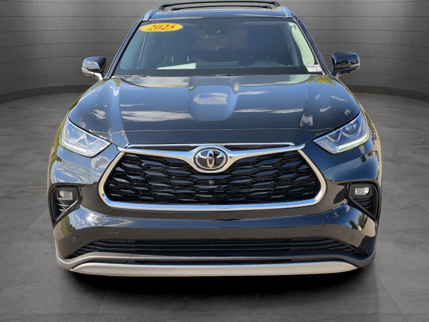 Used 2025 Toyota Highlander Platinum image 2
