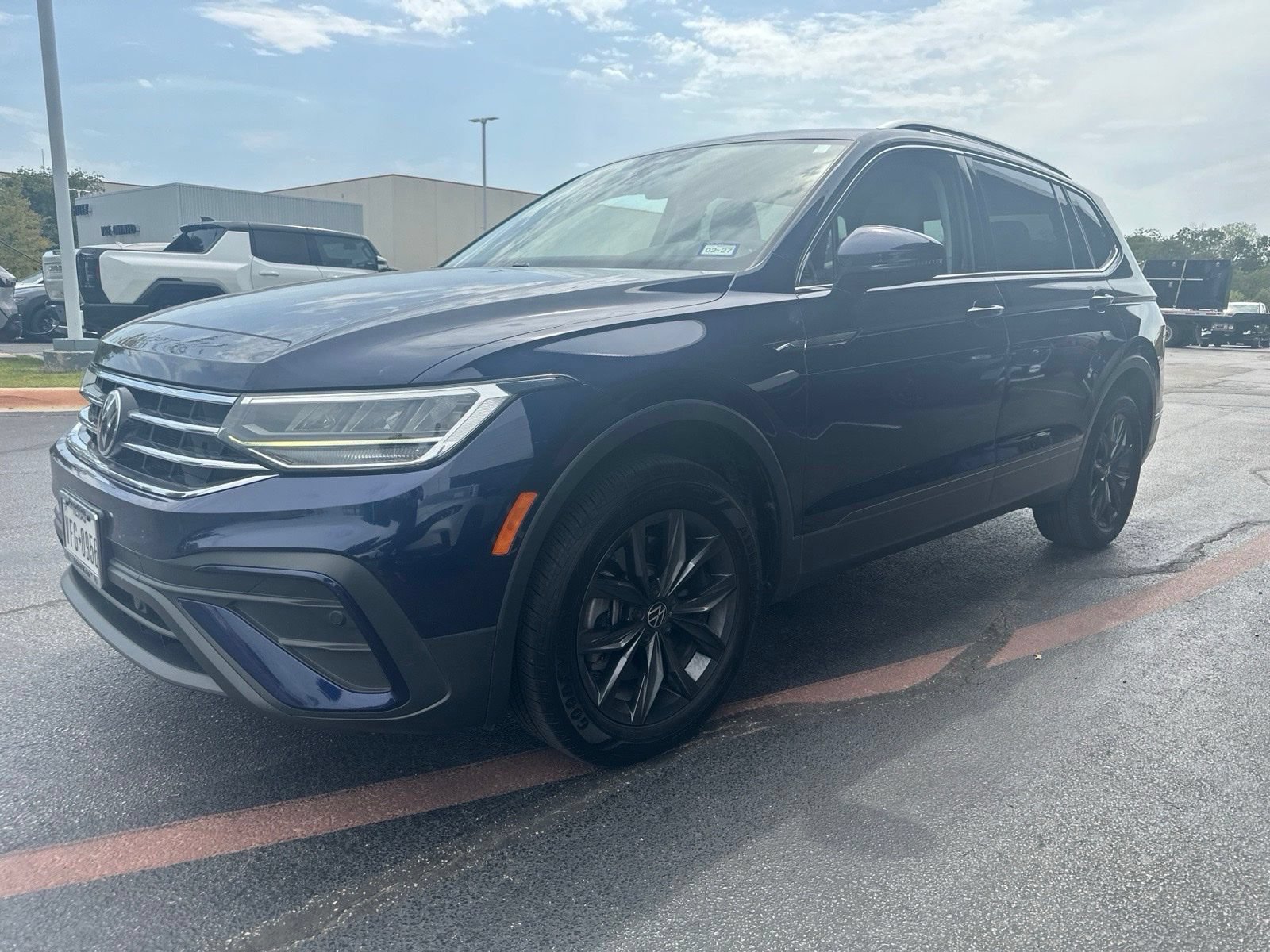 Used 2023 Volkswagen Tiguan SE w/ Panoramic Sunroof Package FWD image 3