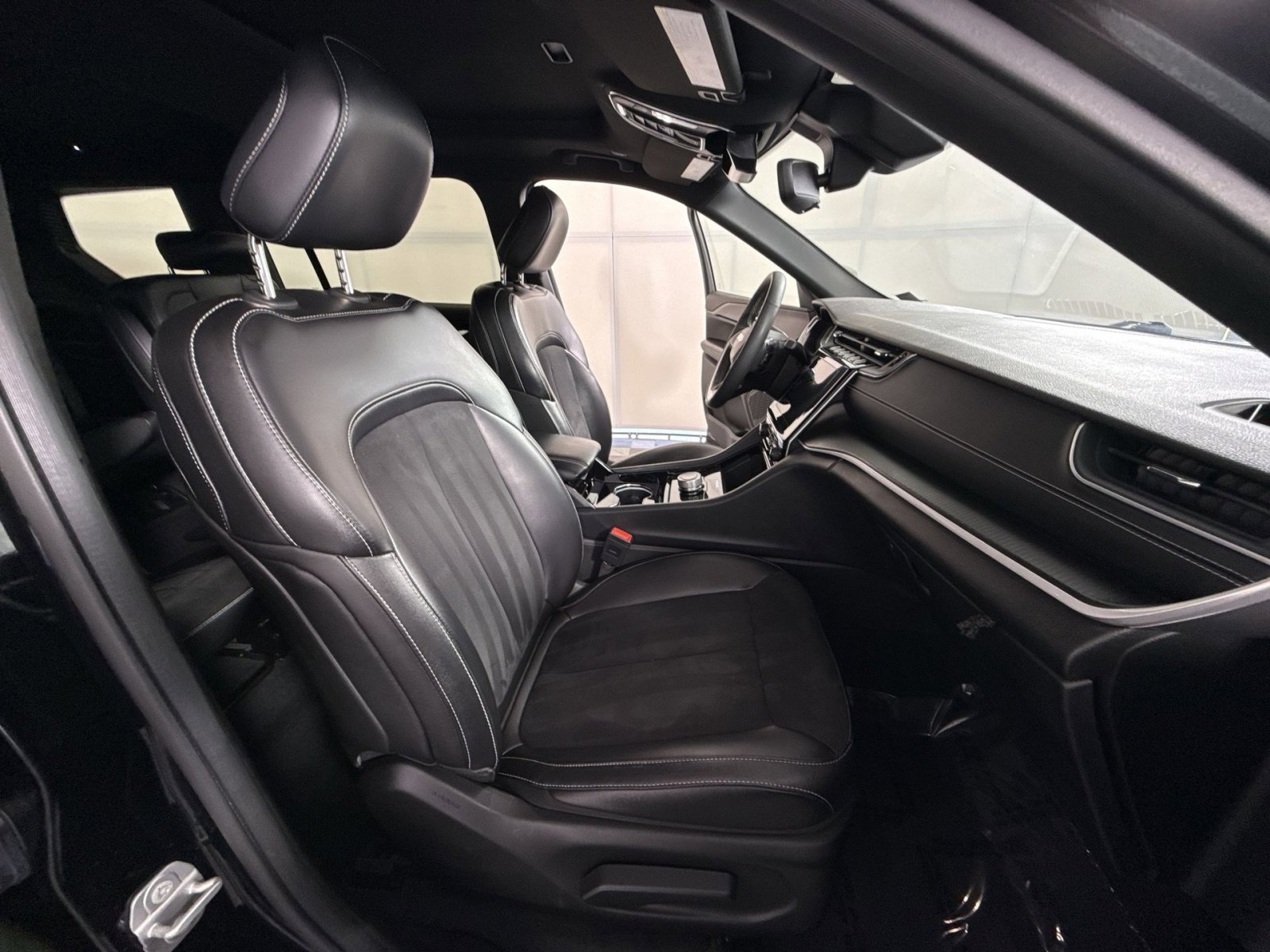 Used 2023 Jeep Grand Cherokee L Laredo AWD/4WD image 27