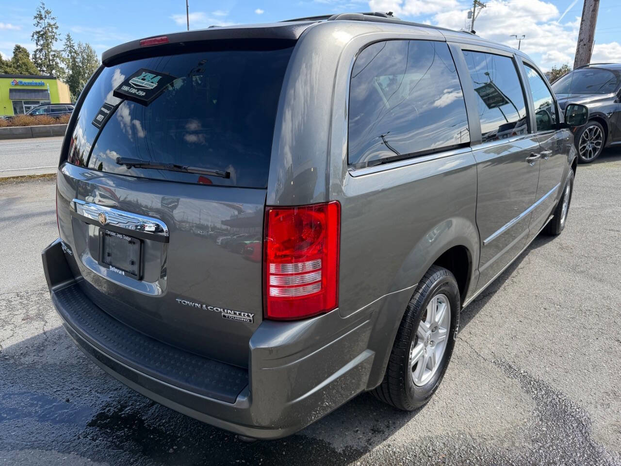 Used 2010 Chrysler Town & Country Touring w/ Entertainment Group #2 image 8
