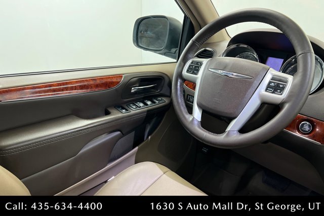 Used 2016 Chrysler Town & Country Touring-L FWD image 11