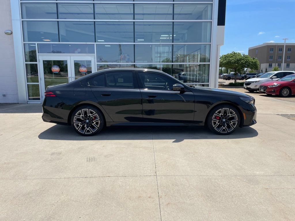 Used 2025 BMW i5 xDrive40 w/ M Sport Package AWD/4WD image 4